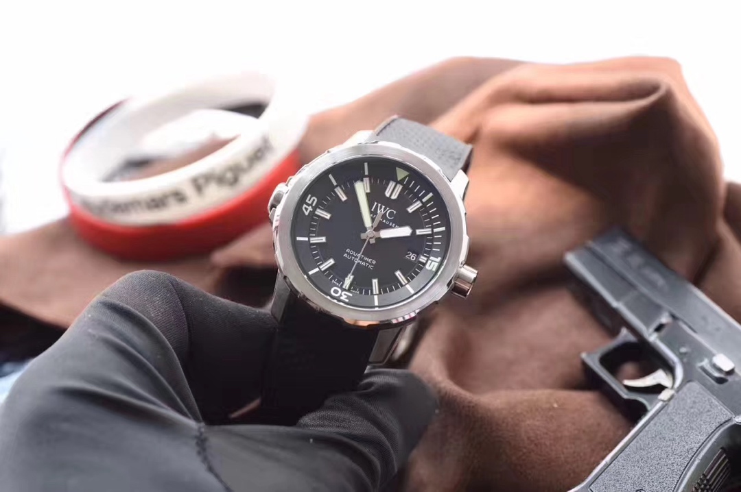 The classic color scheme of the 42 series IW329001 The classic color scheme of the 42 series IW329001